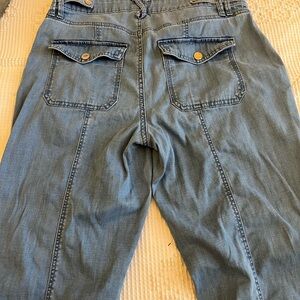 Light Blue Men’s Jeans – Classic Back-Pocket Design